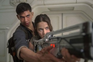 ALIEN: ROMULUS, from left: Archie Renaux, Cailee Spaeny