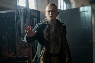 Young Ian (John Bell) facing Arch Bug in 'Outlander' Season 7 Episode 10