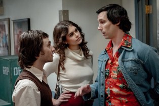 SATURDAY NIGHT, from left: Gabriel LaBelle, as Lorne Michaels, Kaia Gerber, as Jacqueline Carlin, Cory Michael Smith, as Chevy Chase, 2024.